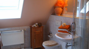 Die Ferienwohnung verfügt über zwei Bäder mit WC.